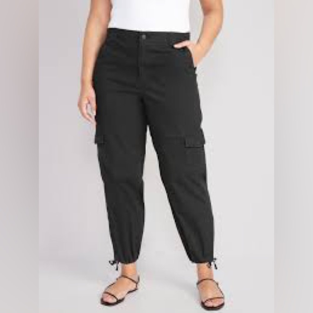 Old Navy black high-waisted barrel-leg cargo ankle woman’s pants size small.